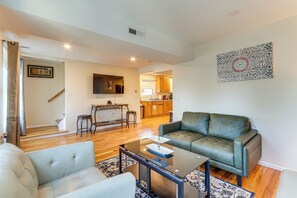 TV, books - 6 Mi to Dtwn New Haven: Duplex w/ Shared Yard (West Haven)