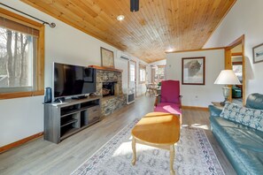 Fernseher, Kamin, Bücher