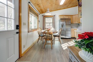 Dining - Dog-Friendly Cabin 6 Mi to Cataloochee Skiing! (Maggie Valley)