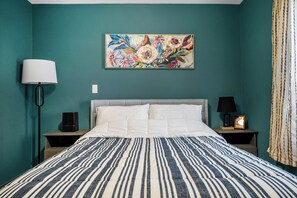 2 bedrooms, iron/ironing board, WiFi, bed sheets - Family Friendly Designer Bungalow | Garage | Huge Yard | Mins to DT & 17 Ave! (Calgary)