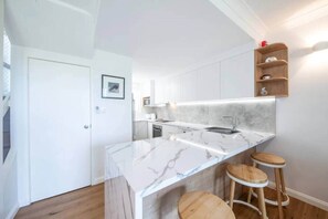 Fridge, microwave, oven, stovetop - Airlie Blue - Reef Retreat (Airlie Beach)