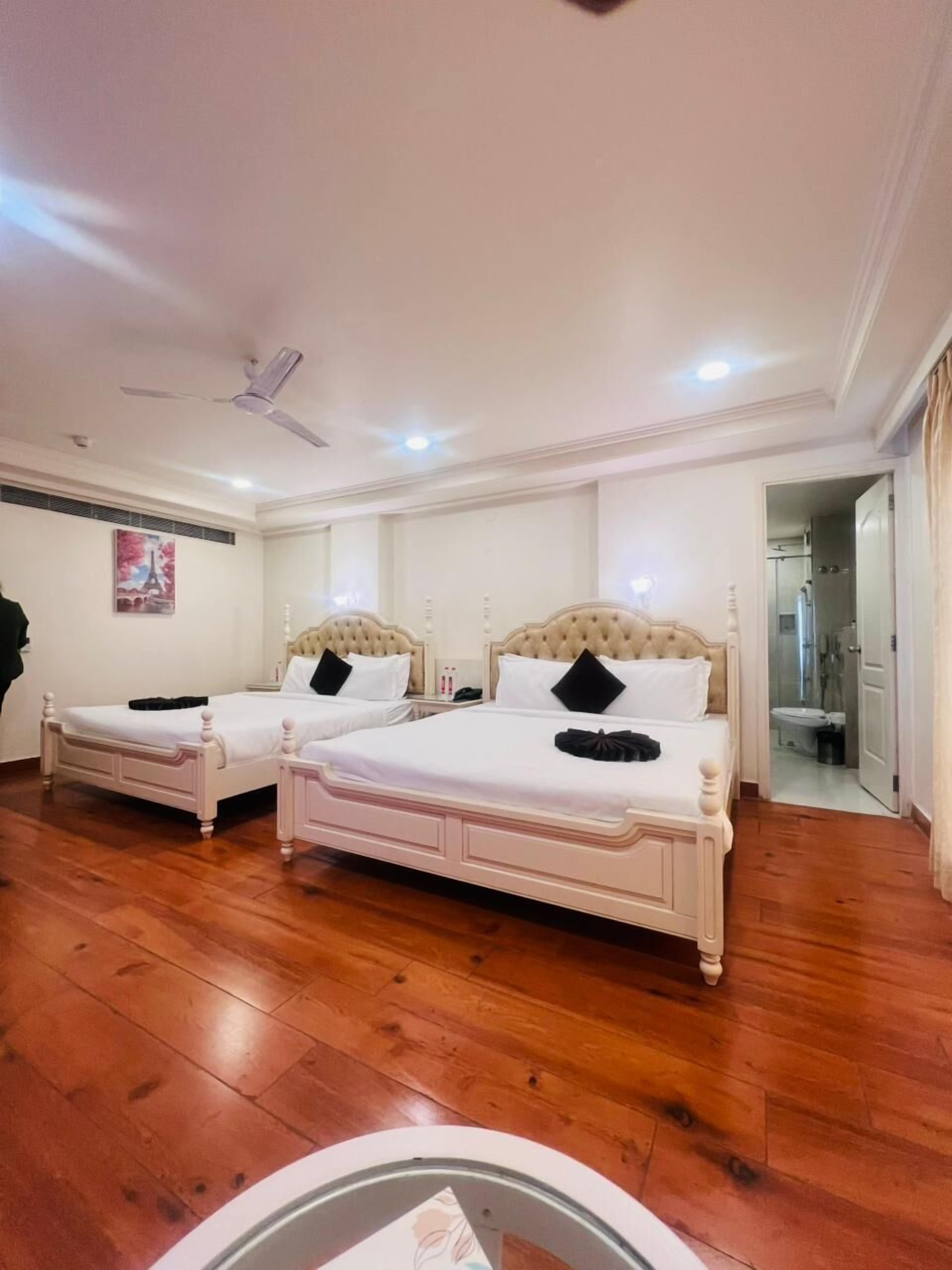 Escrivaninha, espaço de trabalho para notebook, cortinas blackout