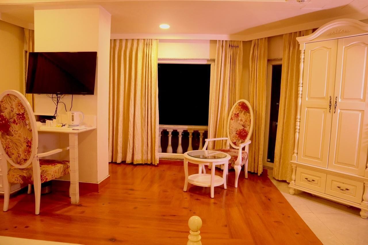 Escrivaninha, espaço de trabalho para notebook, cortinas blackout