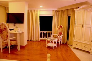 مكتب ومساحة عمل للكمبيوتر المحمول وستائر تعتيم وواي فاي مجانًا