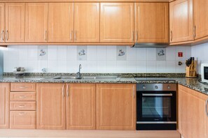 Fridge, microwave, oven, coffee/tea maker - GuestReady - Machico Apartment with Balcony (Machico)