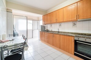 Fridge, microwave, oven, coffee/tea maker - GuestReady - Machico Apartment with Balcony (Machico)