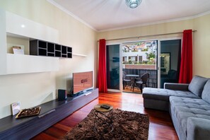 TV - GuestReady - Machico Apartment with Balcony (Machico)