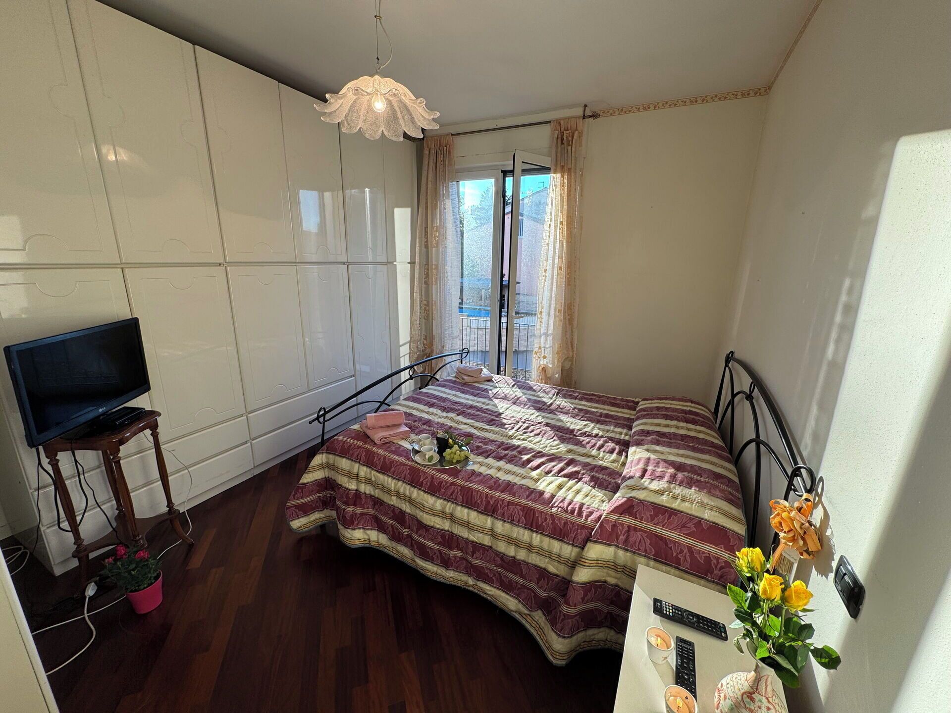 Travel crib, free WiFi