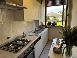 Fridge, oven, stovetop, dishwasher - Villa in Lammari with 3 bedrooms sleeps 5 (Lammari)