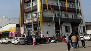 Un immeuble à plusieurs étages portant une enseigne indiquant « Immobilier ».