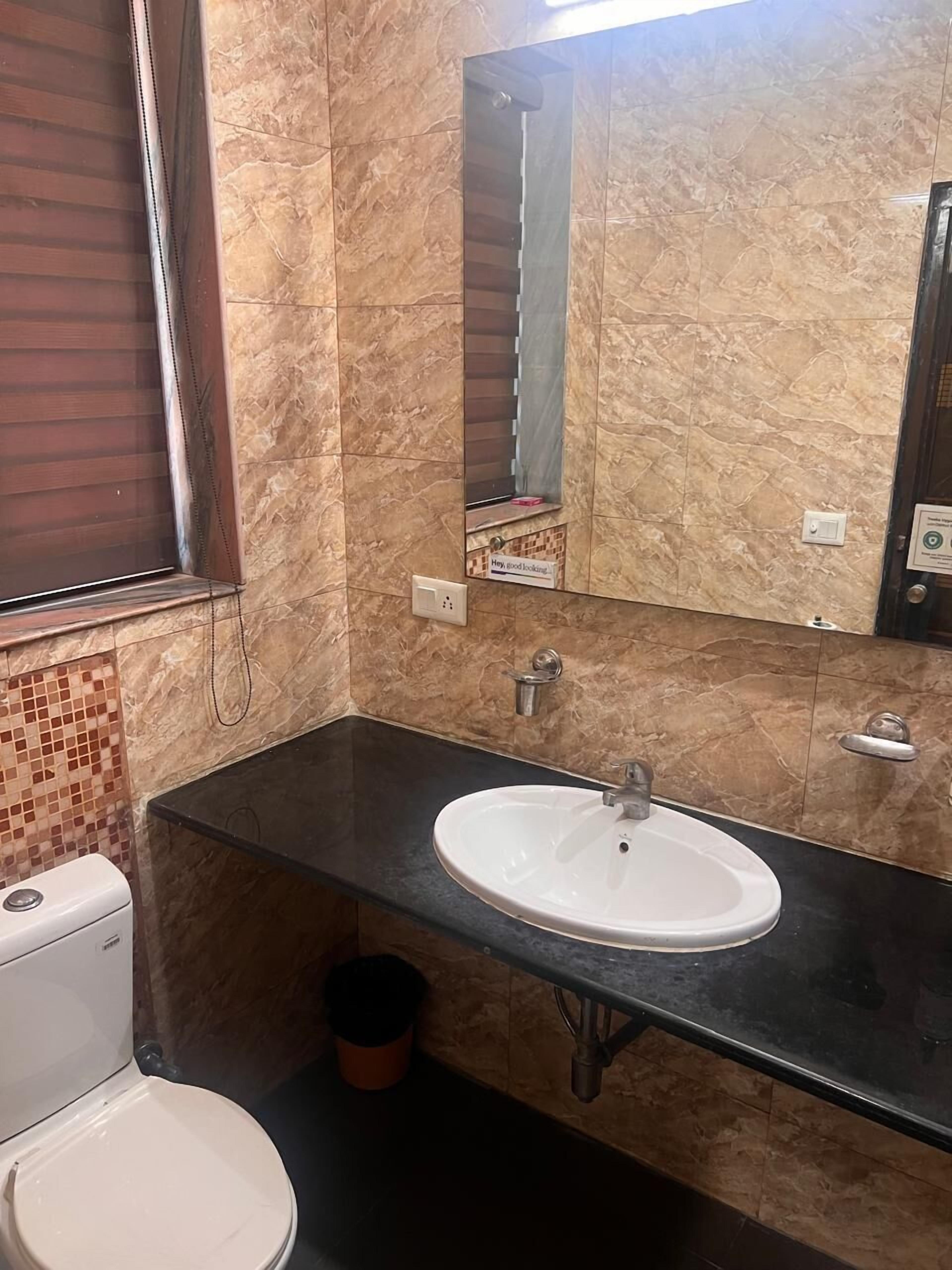 Deluxe Room | Bathroom | Separate bathtub and shower, towels, soap