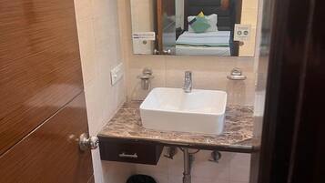 Deluxe Room | Bathroom | Separate bathtub and shower, towels, soap