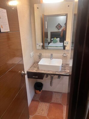 Deluxe-værelse | Badeværelse | Separat badekar og bruser, håndklæder, Sæbe