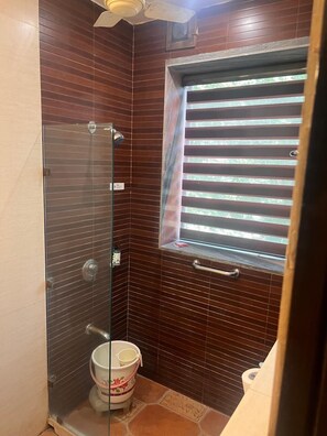 Premium Room | Bathroom | Separate tub and shower, towels, soap