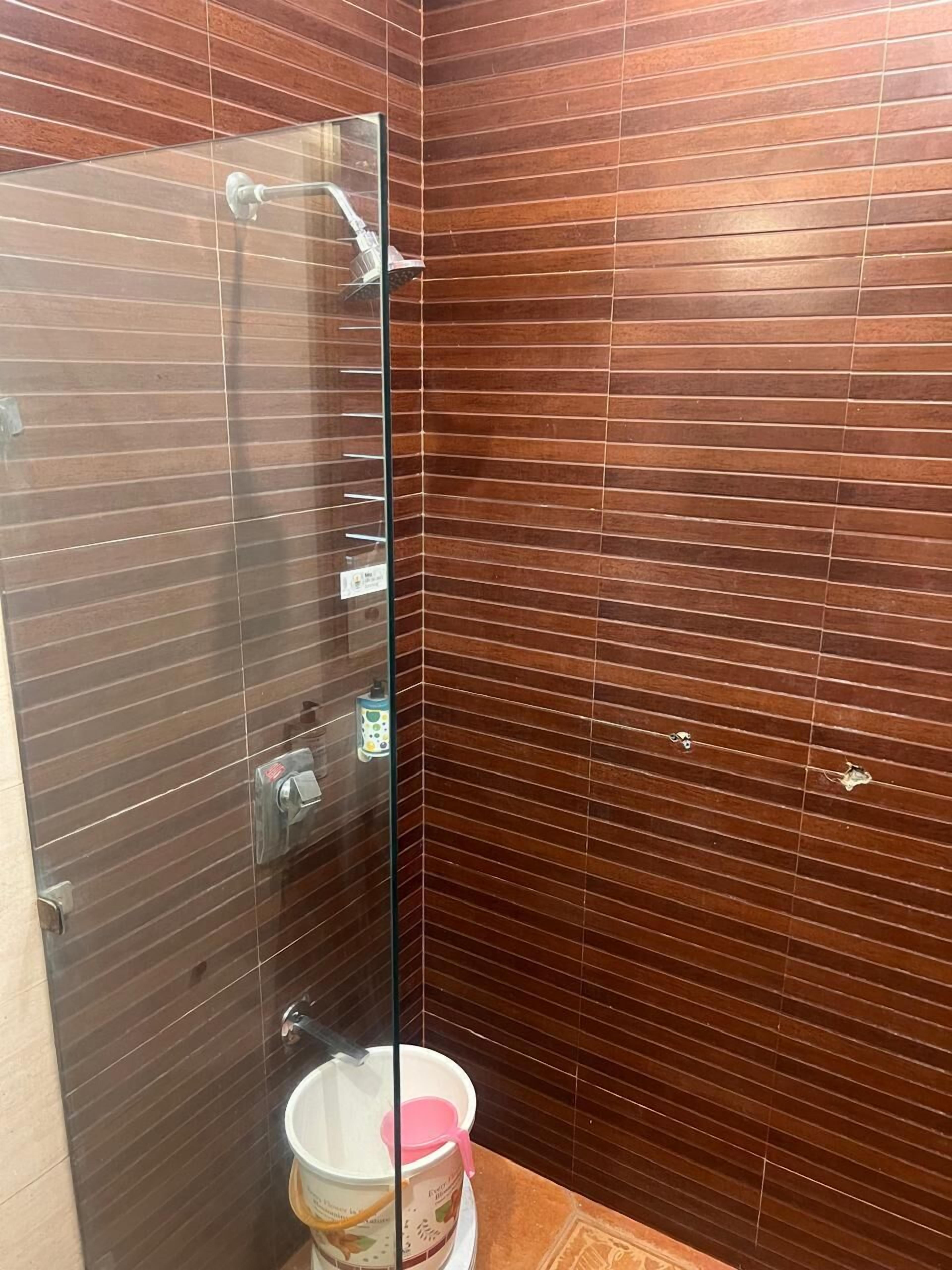 Premium-værelse | Badeværelse | Separat badekar og bruser, håndklæder, Sæbe