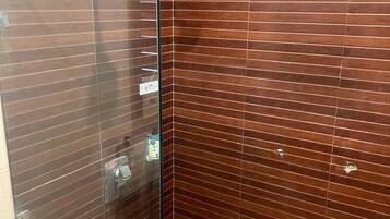 Chambre Premium | Salle de bain | Baignoire et douche séparées, serviettes fournies, savon