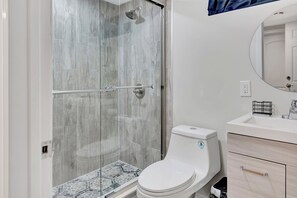Shower, hair dryer, towels, soap - Renovated 5BR Near Hofstra ~ Sleeps 10 ~Free Parking (Uniondale)