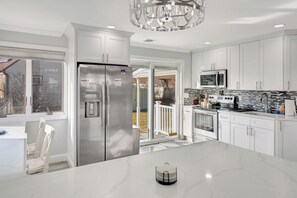 Fridge, microwave, oven, stovetop - Modern 5BR by Hofstra & Nassau Coliseum (Uniondale)