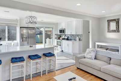 Renovated 5BR Near Hofstra ~ Sleeps 10 ~Free Parking