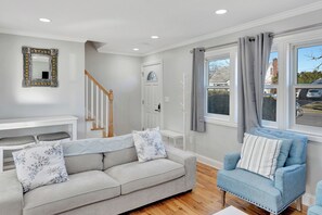 Smart TV - Modern 5BR by Hofstra & Nassau Coliseum (Uniondale)