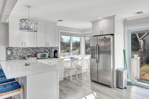 Fridge, microwave, oven, stovetop - Modern 5BR by Hofstra & Nassau Coliseum (Uniondale)