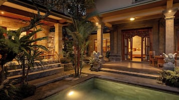 Fachada de la propiedad por la tarde o noche