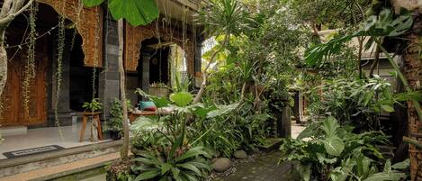 Pintu masuk properti