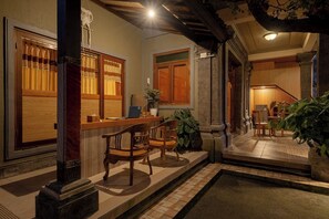 Fachada de la propiedad por la tarde o noche