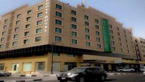 Un hotel su più piani con un cartello ben visibile 'DOOLV HOTEL' sulla facciata.