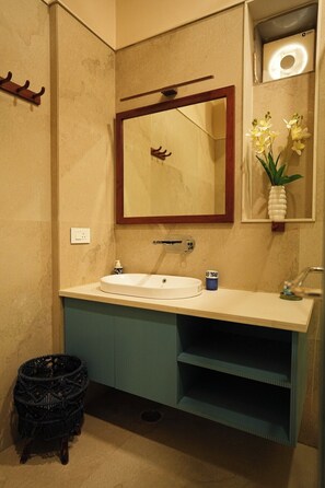 تجهيزات دش، مستلزمات مجانية للعناية الشخصية، مناشف، صابون