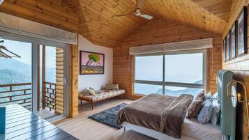 Alpehytte, balkong, fjellutsikt | Strykejern/-brett, wi-fi (inkludert) og sengetøy