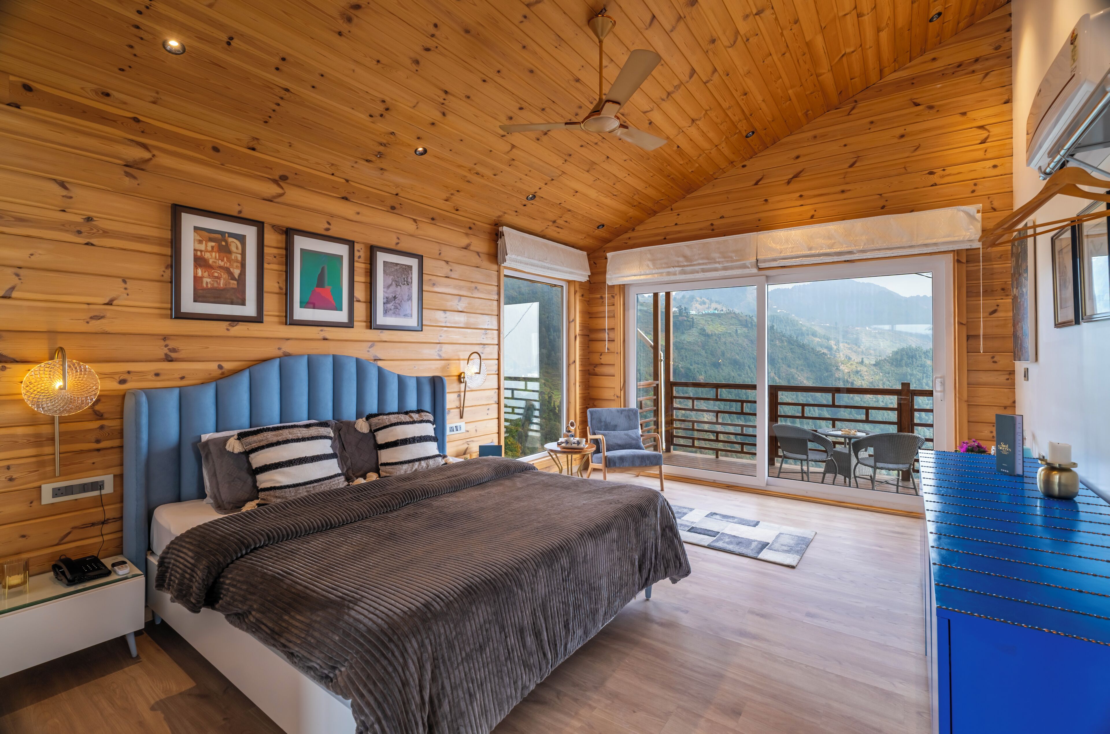 Tabla de planchar con plancha, wifi gratis y ropa de cama 