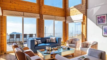 Luksusvilla, dalutsikt | Oppholdsområde | En 43-tommers LED-TV med digitale kanaler