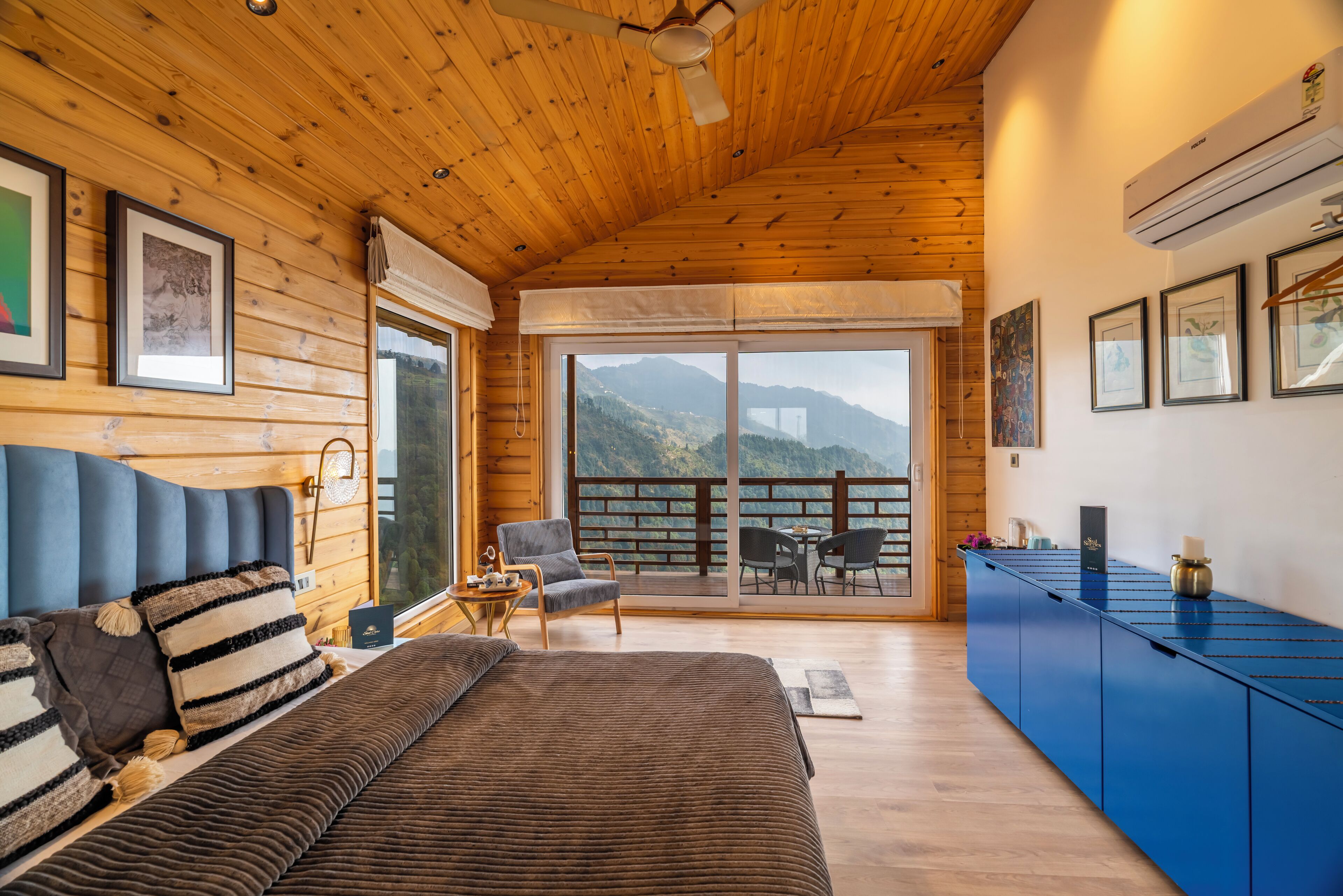 Alpehytte, balkong, fjellutsikt | Strykejern/-brett, wi-fi (inkludert) og sengetøy