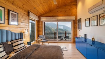 Alpehytte, balkong, fjellutsikt | Strykejern/-brett, wi-fi (inkludert) og sengetøy