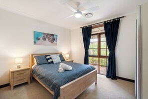 Iron/ironing board, Internet, bed sheets - Quiet Street by the beach (West Busselton)