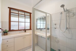 Doccia, asciugacapelli, asciugamani, sapone