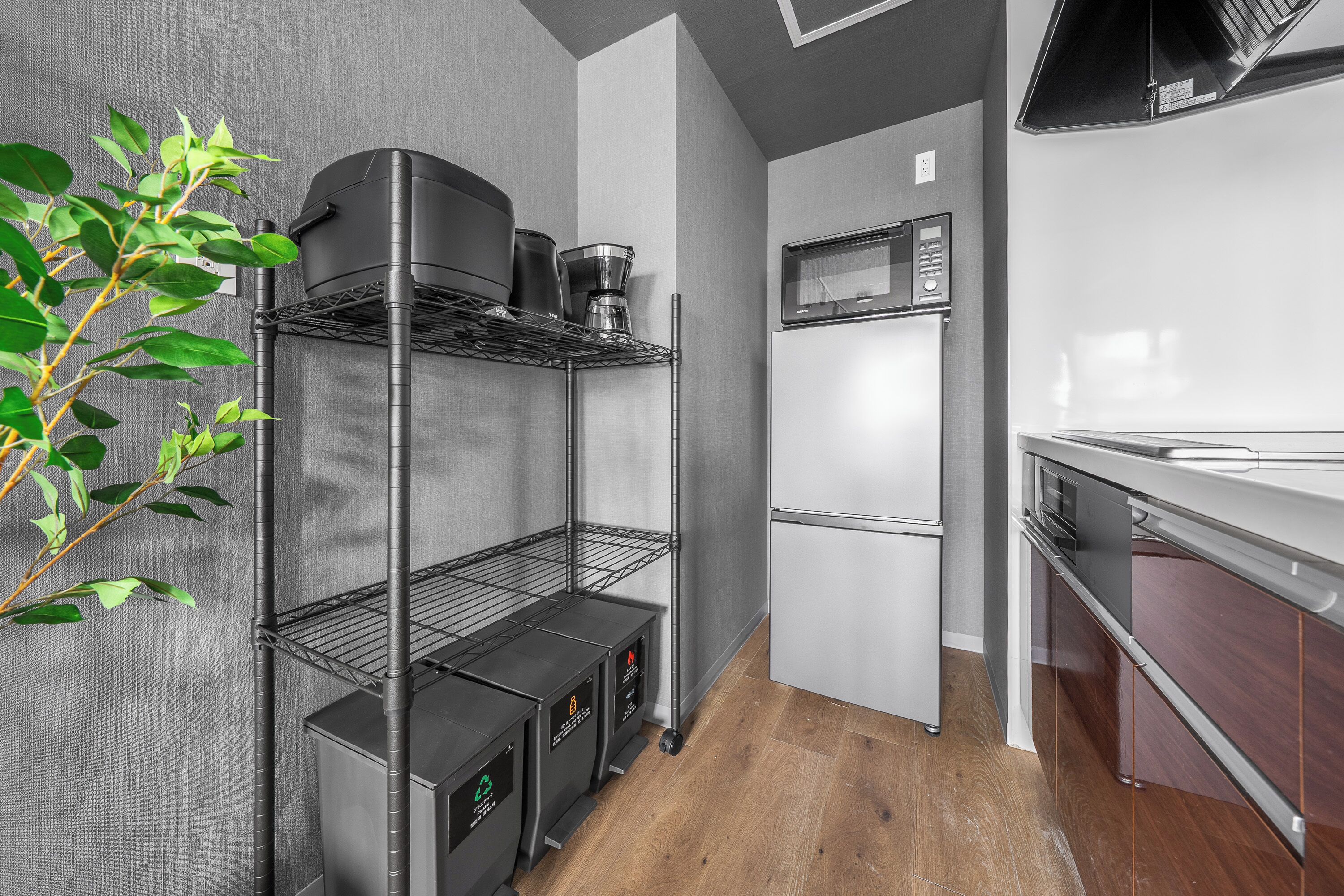 Fridge, microwave, stovetop, cookware/dishes/utensils