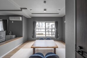 تناول الطعام داخل الغرفة