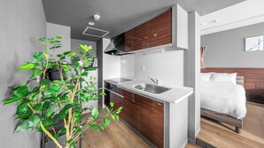 Een compacte keuken met moderne apparatuur, een inbouwoven en een spoelbak.