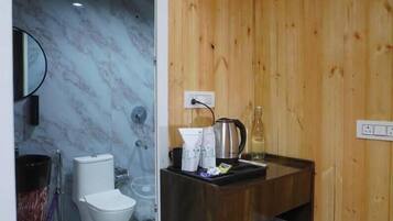 Family Room | Bathroom | Shower, free toiletries, toilet paper