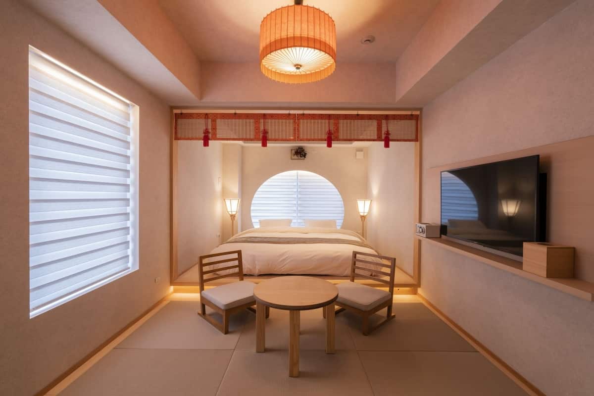 Grand Double Room, Multiple Beds | Free WiFi, bed sheets