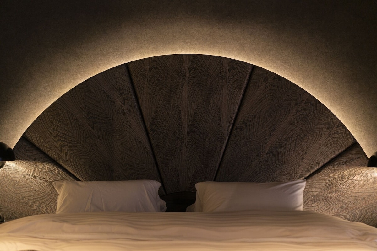 Grand Double Room, 1 King Bed | Free WiFi, bed sheets