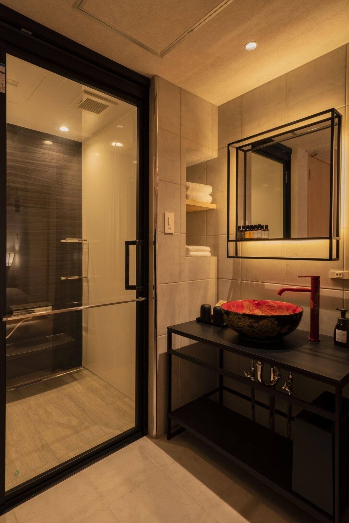 ฝักบัว, ไดร์เป่าผม, รองเท้าสวมภายในห้อง, ผ้าเช็ดตัว