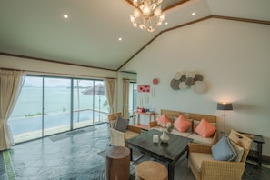 43-inch flat-screen TV with cable channels - Golden Horizon Villa (Thep Krasattri)