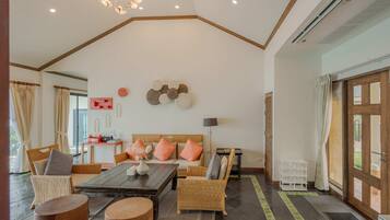 Villa (702) | Vardagsrum | 43-tums platt-tv med kabelkanaler