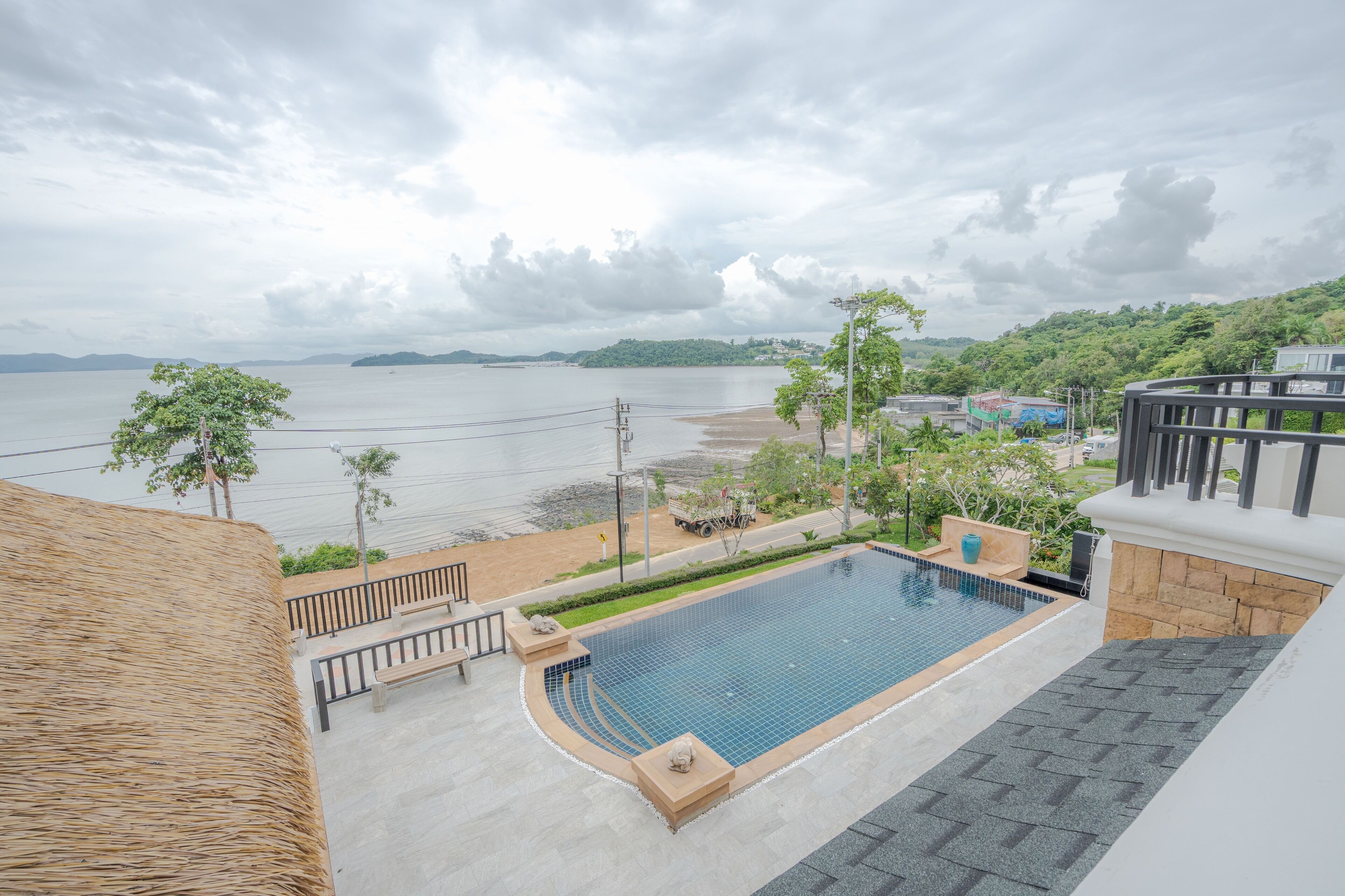 สระว่ายน้ำกลางแจ้ง