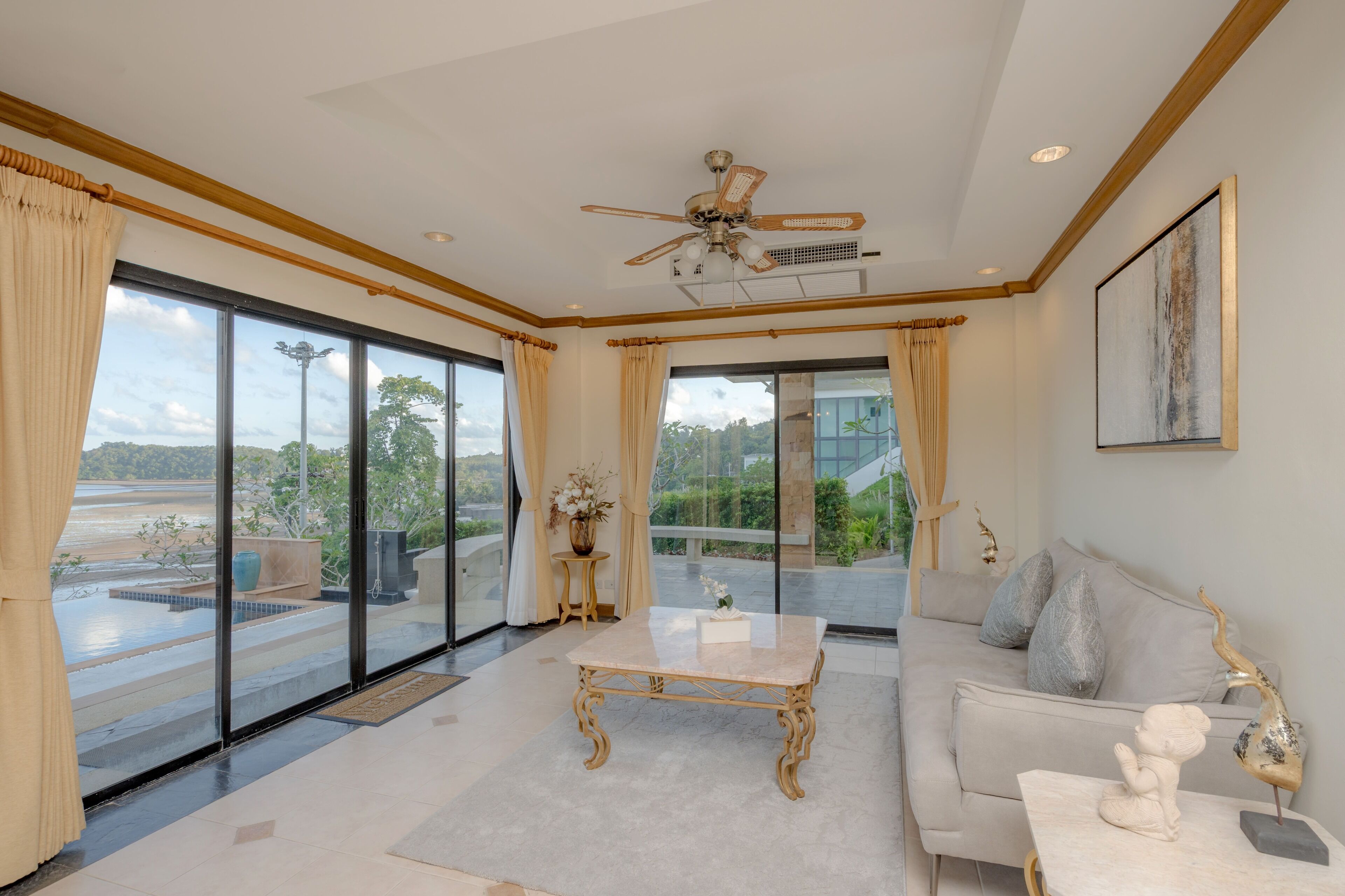 Villa (701) | Vardagsrum | 43-tums platt-tv med kabelkanaler