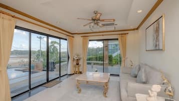 Villa (701) | Vardagsrum | 43-tums platt-tv med kabelkanaler