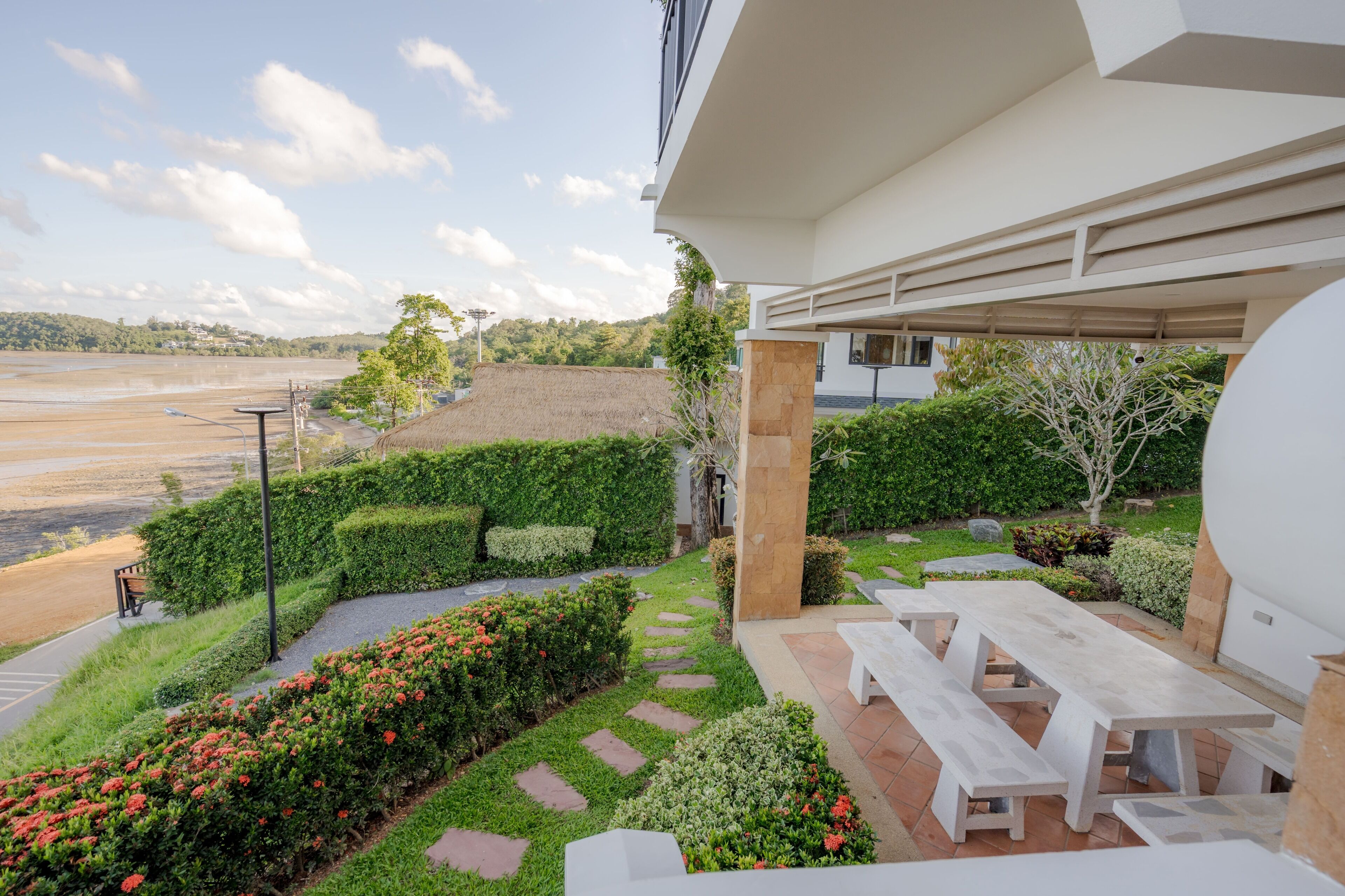 Vila (702) | Pemandangan taman